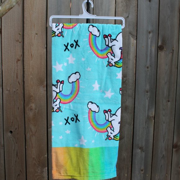 Betsey Johnson Unicorn Rainbow Beach Towel NWT - Picture 4 of 4